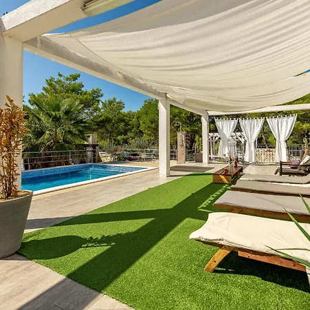 Apartment In With House A Panoramic View Vir